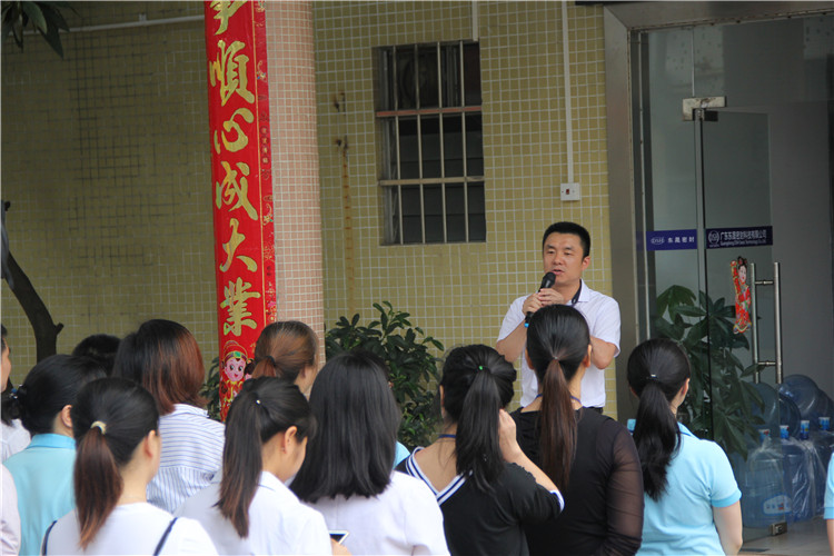 胡燕林總經(jīng)理鼓勵(lì)我們只有不斷學(xué)習(xí)進(jìn)步，我們“東晟人”才是“地表最強(qiáng)”者。而在這次的分享中最讓我們印象最深就是“藍(lán)絲帶”所帶給我們的愛(ài)與感恩！