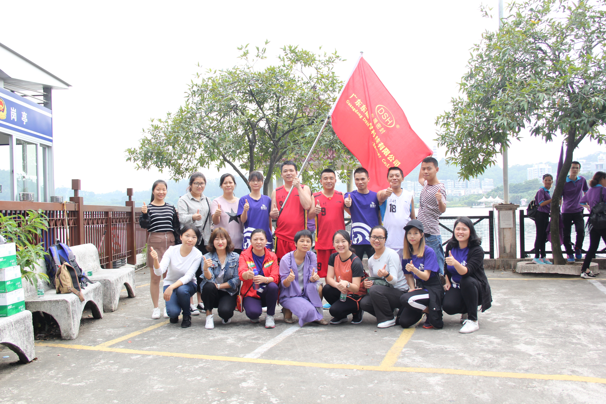 東晟網(wǎng)絡(luò)營銷團(tuán)隊(duì)參加活動(dòng)的照片及風(fēng)采