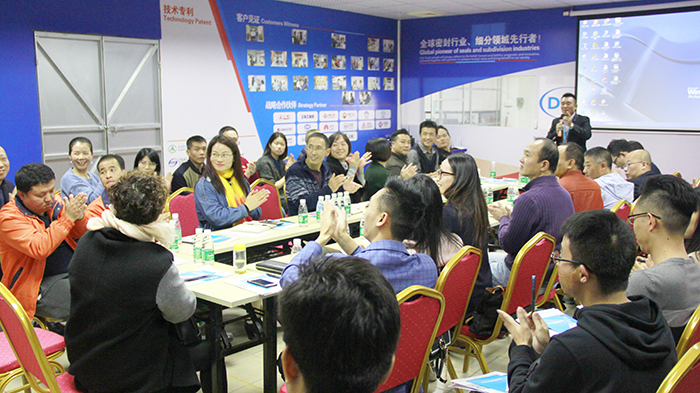 東晟胡燕林總經理上臺演講分享