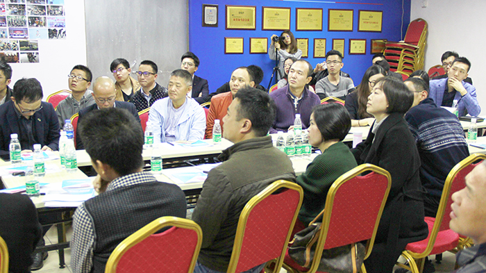 東晟胡燕林總經理上臺演講分享