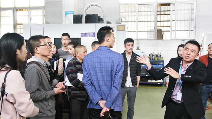 東晟胡燕林總經理上臺演講分享