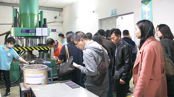 東晟胡燕林總經理上臺演講分享