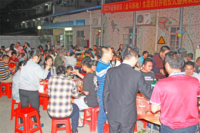 讓我們一杯酒敬過(guò)去，辛勤努力，收獲碩果，為自己打個(gè)call；一杯酒敬現(xiàn)在，身邊相伴同奮斗的人兒們，謝謝你；最后一杯酒敬未來(lái)，值得期待，風(fēng)雨同行，再創(chuàng)輝煌！